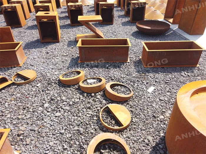 Rust color Corten Steel Planter Pots In Natural Climate