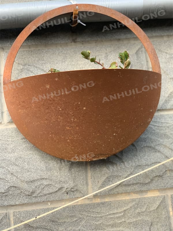 Environmentally friendly hanging metal planter For Garden Design