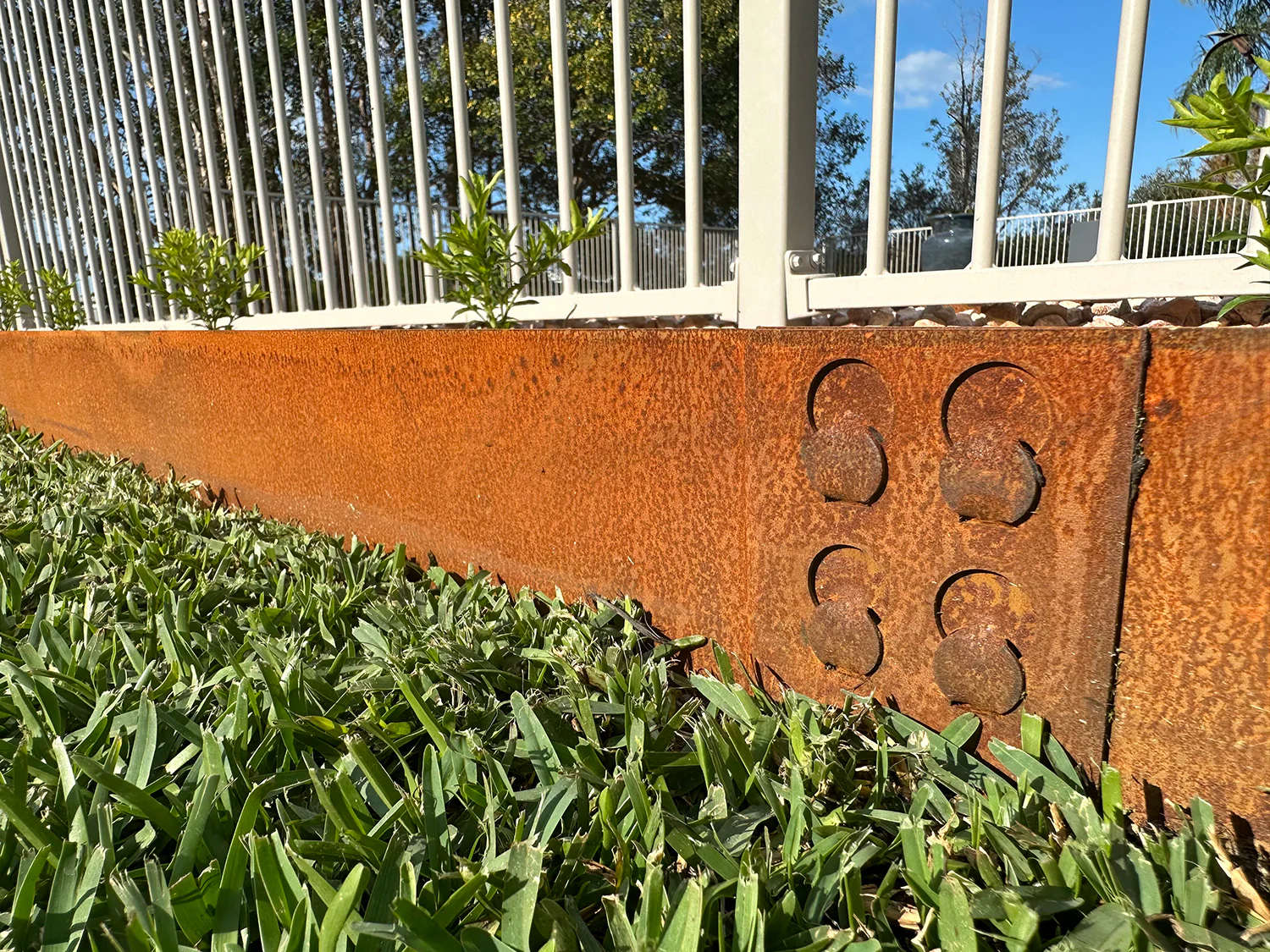 Professional cotren steel garden edge board factory Corten steel edging  installation steps